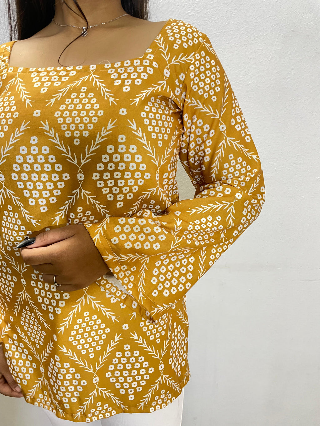 AVNI FLAT-NECK KURTI